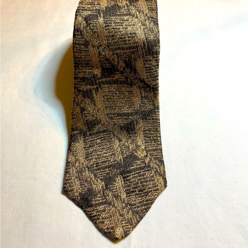 Vintage INSIGNIA Tie By: Martin Wong, Handmade in the USA, “Pure Silk”